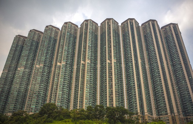 Bên trong những căn nhà chuồng cọp tại Hong Kong: Cả một thế giới kỳ lạ, từ nghèo tột cùng đến trung lưu ăn trắng mặc trơn tại cùng một tòa nhà - Ảnh 2.
