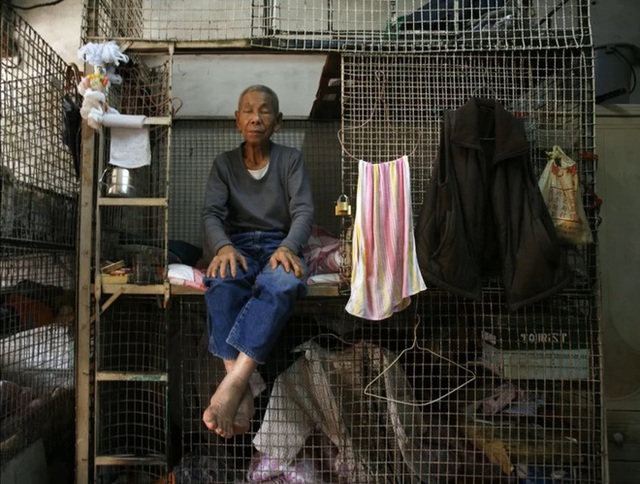 Bên trong những căn nhà chuồng cọp tại Hong Kong: Cả một thế giới kỳ lạ, từ nghèo tột cùng đến trung lưu ăn trắng mặc trơn tại cùng một tòa nhà - Ảnh 5.