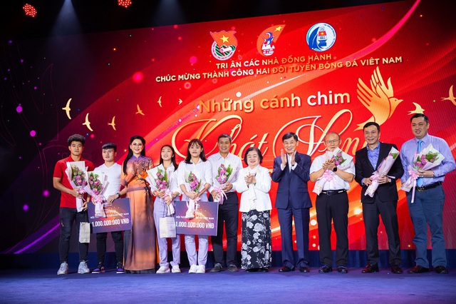 Vợ chồng “Vua” hàng hiệu Johnathan Hạnh Nguyễn ủng hộ hơn 3 tỉ VNĐ cho đội tuyển U.22 nam, nữ Việt Nam & Quỹ học bổng Vừ A Dính - Ảnh 1.
