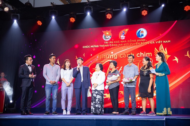 Vợ chồng “Vua” hàng hiệu Johnathan Hạnh Nguyễn ủng hộ hơn 3 tỉ VNĐ cho đội tuyển U.22 nam, nữ Việt Nam & Quỹ học bổng Vừ A Dính - Ảnh 2.