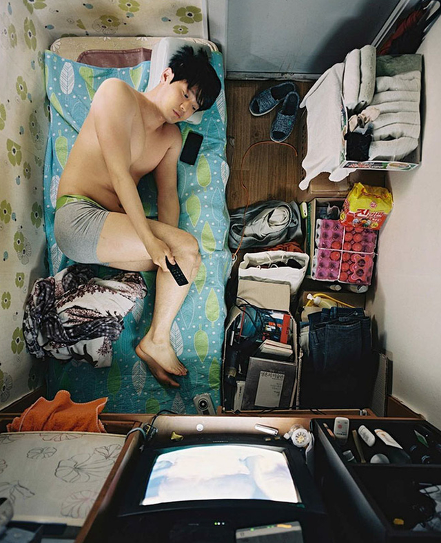 Bộ ảnh lột tả sự thật trần trụi về một tầng lớp người Hàn Quốc sống trong những căn nhà hộp chật chội, tù túng đến nghẹt thở - Ảnh 1.