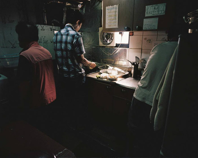 Bộ ảnh lột tả sự thật trần trụi về một tầng lớp người Hàn Quốc sống trong những căn nhà hộp chật chội, tù túng đến nghẹt thở - Ảnh 7.