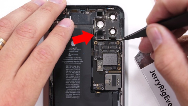 iPhone 11 Pro Max bị bắn xuyên thủng một lỗ nhưng vẫn hoạt động bình thường - Ảnh 1.