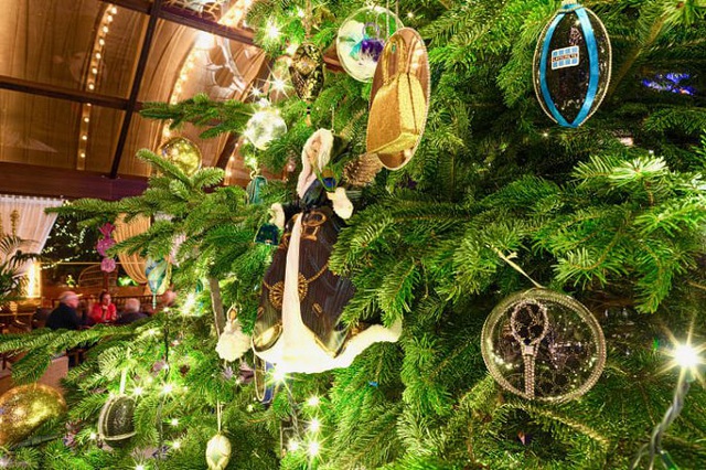 Có gì trên cây thông Noel đắt nhất thế giới hơn 300 tỷ đồng? - Ảnh 1.
