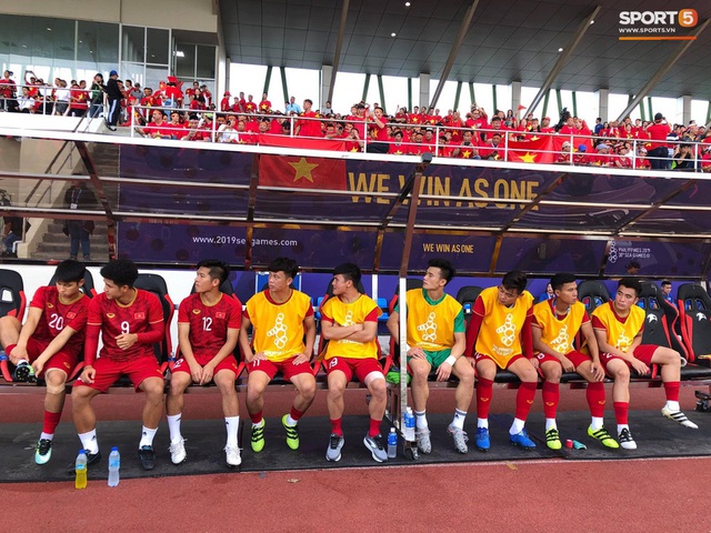 Thủ môn U22 Việt Nam mắc sai lầm, fan kêu trời: Bóng đá Việt Nam chỉ toang vì thủ môn - Ảnh 15.