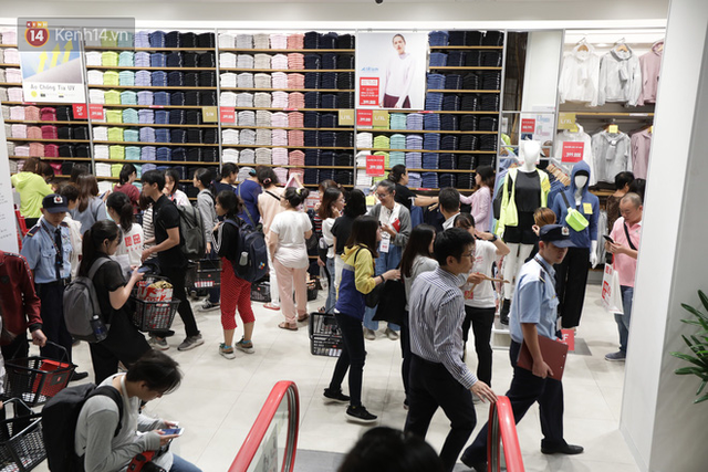 UNIQLO Đồng Khởi chính thức mở cửa, khách trung niên mua ác nhất - Ảnh 13.