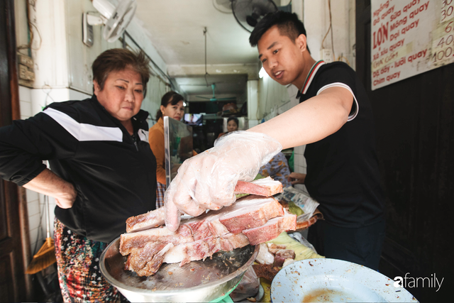 Bí mật thành công của hàng thịt quay lâu đời nhất Hà Nội, hơn 50 năm vẫn khiến khách xếp hàng dài như trẩy hội mỗi chiều - Ảnh 27.