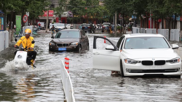 “Khiêu vũ với tử thần”: Hàng triệu tài xế giao đồ ăn mạo hiểm mạng sống vì miếng cơm - Ảnh 2.