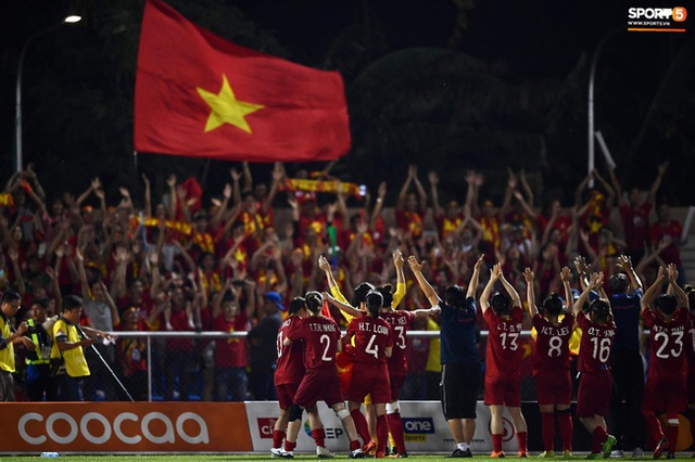 Trước thềm trận chung kết bóng đá nữ chiều nay: Chạnh lòng với mơ ước giản dị của Tuyển nữ Việt Nam Nhà vô địch 5 lần đoạt huy chương vàng SEA Games chỉ mong được thi đấu ở SVĐ kín người hâm mộ… - Ảnh 6.