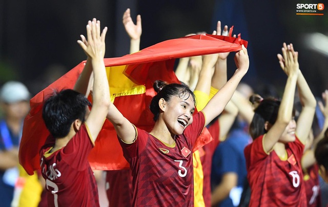 Trước thềm trận chung kết bóng đá nữ chiều nay: Chạnh lòng với mơ ước giản dị của Tuyển nữ Việt Nam Nhà vô địch 5 lần đoạt huy chương vàng SEA Games chỉ mong được thi đấu ở SVĐ kín người hâm mộ… - Ảnh 7.