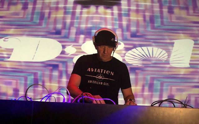 Sếp ngân hàng tỷ USD Goldman Sachs: Ngày là CEO, tối về làm DJ part-time lấy tiền đi từ thiện