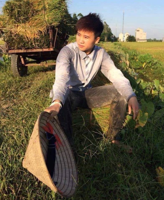 Nữ tuyển thủ Việt Nam từng ra đồng gặt lúa, hot girl sân cỏ thì làm shipper trước khi vô địch SEA Games 30 - Ảnh 1.