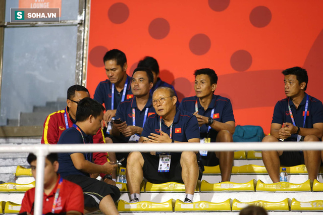  Đi cổ vũ đội tuyển nữ, thầy Park đứng ngồi không yên, hò hét như lúc dẫn dắt U22 Việt Nam - Ảnh 3.