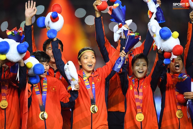 Tuyển nữ Việt Nam được thưởng hơn 10 tỷ đồng cùng nhiều hiện vật sau khi giành huy chương vàng SEA Games 30 - Ảnh 4.