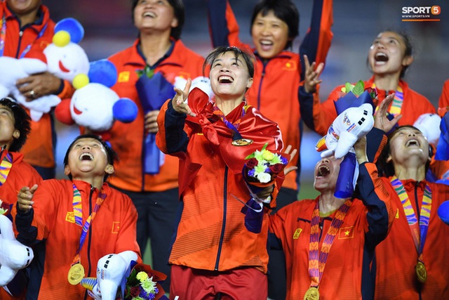 Tuyển nữ Việt Nam được thưởng hơn 10 tỷ đồng cùng nhiều hiện vật sau khi giành huy chương vàng SEA Games 30 - Ảnh 5.