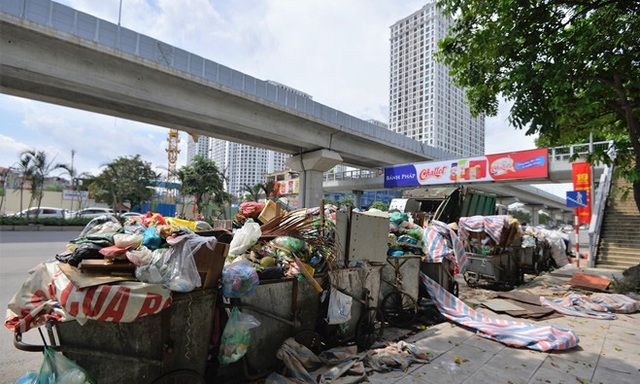 Sài Gòn - Hà Nội, dân đô thành 1 năm hứng thảm họa - Ảnh 7.