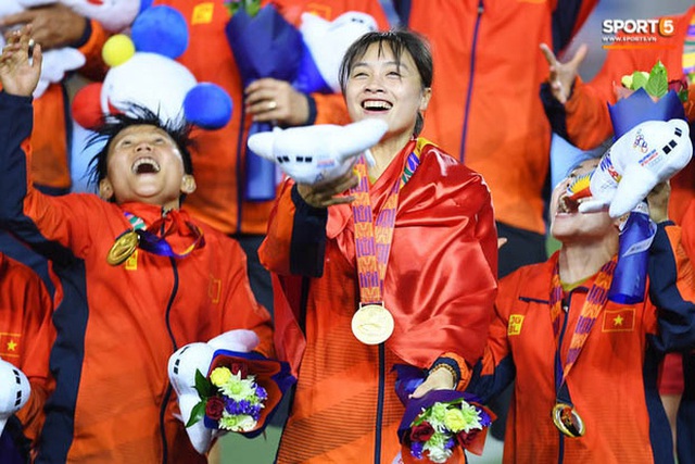Nữ tuyển thủ Việt Nam từng ra đồng gặt lúa, hot girl sân cỏ thì làm shipper trước khi vô địch SEA Games 30 - Ảnh 9.