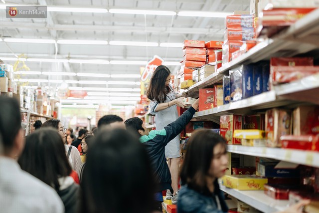 Choáng với cảnh siêu thị ở Hà Nội kín đặc người ngày cuối năm, khách trèo lên cả kệ hàng để mua sắm - Ảnh 12. Choáng với cảnh siêu thị ở Hà Nội kín đặc người ngày cuối năm, khách trèo lên cả kệ hàng để mua sắm - Ảnh 12.