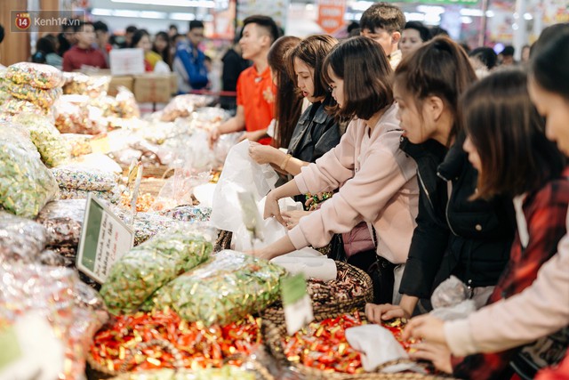 Choáng với cảnh siêu thị ở Hà Nội kín đặc người ngày cuối năm, khách trèo lên cả kệ hàng để mua sắm - Ảnh 15.