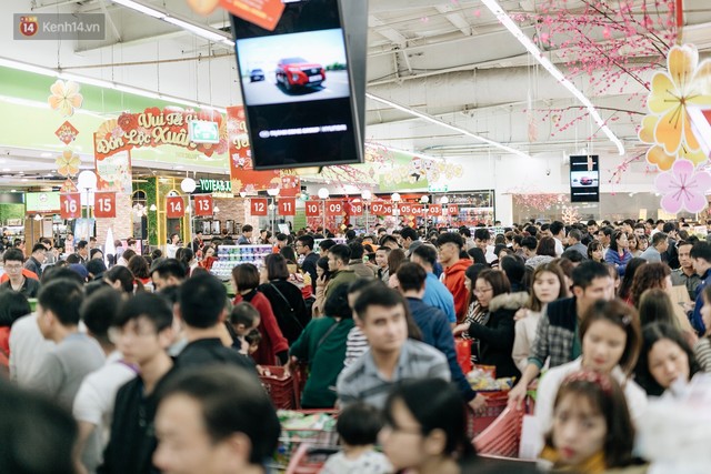 Choáng với cảnh siêu thị ở Hà Nội kín đặc người ngày cuối năm, khách trèo lên cả kệ hàng để mua sắm - Ảnh 16.