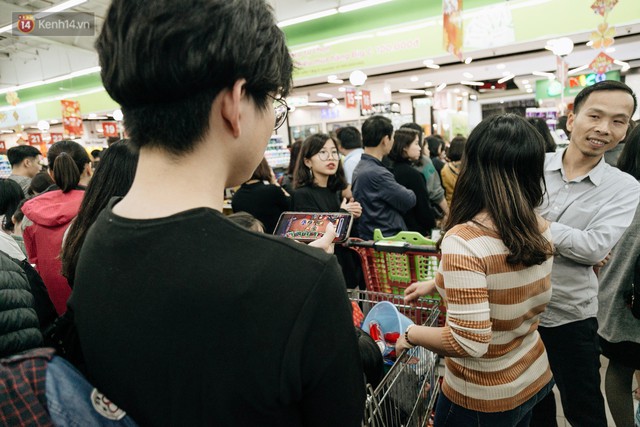 Choáng với cảnh siêu thị ở Hà Nội kín đặc người ngày cuối năm, khách trèo lên cả kệ hàng để mua sắm - Ảnh 21.