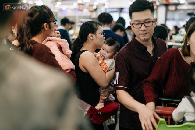 Choáng với cảnh siêu thị ở Hà Nội kín đặc người ngày cuối năm, khách trèo lên cả kệ hàng để mua sắm - Ảnh 24.