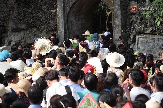 Ảnh: Mệt mỏi vì chen lấn giữa hàng vạn người dù chưa khai hội chùa Hương, nhiều em nhỏ ngủ gục trên vai mẹ - Ảnh 13.
