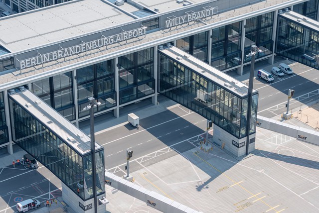 Sân bay ma ở Berlin: Màn hình hiển thị chuyến bay hoạt động, mỗi tháng ngốn 10 triệu euro phí bảo trì, quản lý nhưng suốt 7 năm không có một hành khách nào - Ảnh 1. Sân bay ma ở Berlin: Màn hình hiển thị chuyến bay hoạt động, mỗi tháng ngốn 10 triệu euro phí bảo trì, quản lý nhưng suốt 7 năm không có một hành khách nào - Ảnh 1.