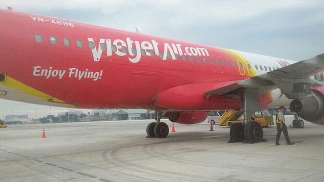 Máy bay Vietjet bục lốp khi hạ cánh xuống sân bay Tân Sơn Nhất - Ảnh 1.