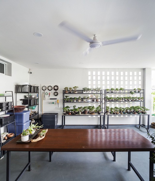 Sau 15 năm bỏ hoang, ngôi nhà 300m² được cặp vợ chồng trẻ hồi sinh cực hiện đại lại có vườn bonsai đáng mơ ước ở ban công - Ảnh 12. Sau 15 năm bỏ hoang, ngôi nhà 300m² được cặp vợ chồng trẻ hồi sinh cực hiện đại lại có vườn bonsai đáng mơ ước ở ban công - Ảnh 12.