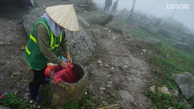 275.000 đồng/ngày cõng rác từ đỉnh chùa Đồng Yên Tử xuống núi - Ảnh 2.