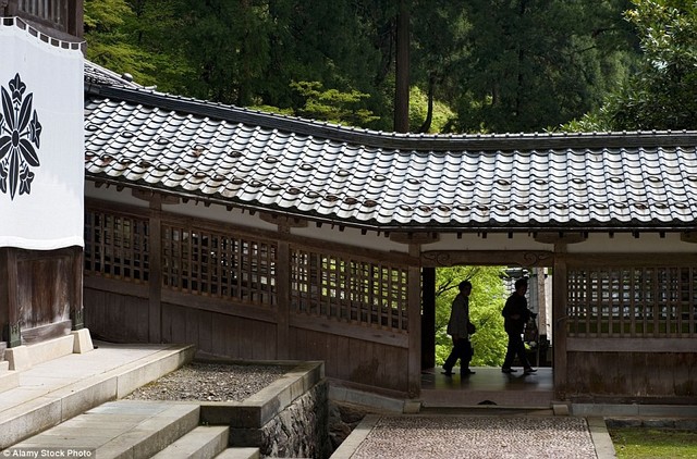 Vì sao không nhận tiền cúng bái, không có sư trụ trì nhưng hàng chục nghìn ngôi chùa tại Nhật vẫn tồn tại tới hàng trăm năm ? - Ảnh 2.