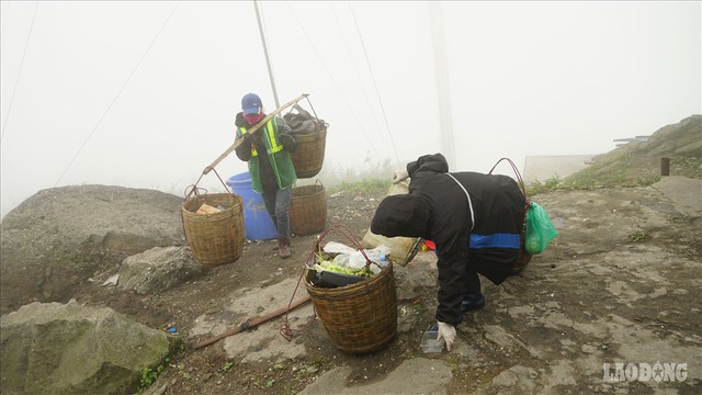 275.000 đồng/ngày cõng rác từ đỉnh chùa Đồng Yên Tử xuống núi - Ảnh 4.