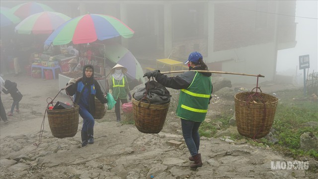 275.000 đồng/ngày cõng rác từ đỉnh chùa Đồng Yên Tử xuống núi - Ảnh 5.