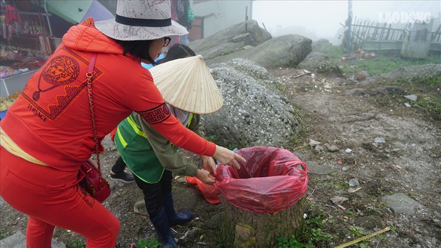 275.000 đồng/ngày cõng rác từ đỉnh chùa Đồng Yên Tử xuống núi - Ảnh 8.
