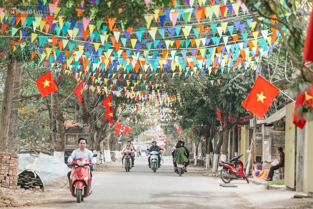 Hết Tết nhưng một ngôi làng ở ngoại thành Hà Nội vẫn tưng bừng tổ chức ăn Tết lại: Tháng Giêng là tháng ăn chơi! - Ảnh 1.