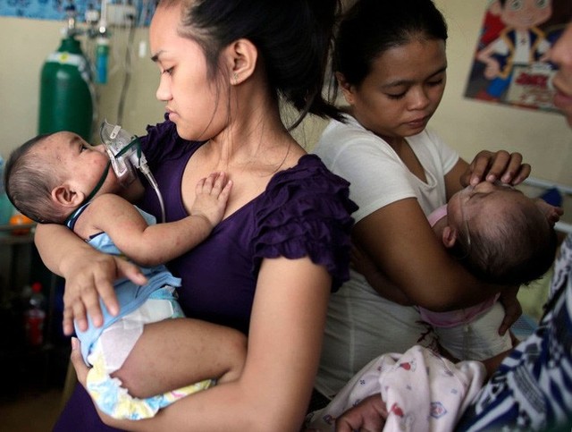 Nỗi sợ tiêm vắc - xin của các bậc cha mẹ khiến Philippines bị vây hãm trong đại dịch sởi, làm hàng chục trẻ em tử vong - Ảnh 1.