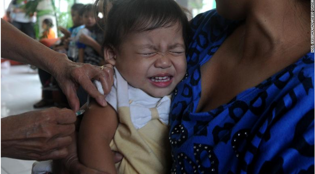 Nỗi sợ tiêm vắc - xin của các bậc cha mẹ khiến Philippines bị vây hãm trong đại dịch sởi, làm hàng chục trẻ em tử vong - Ảnh 2.