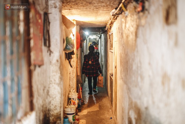 Cuộc sống bên trong những con ngõ chỉ vừa 1 người đi ở Hà Nội: Đèn điện bật sáng dù ngày hay đêm - Ảnh 7.