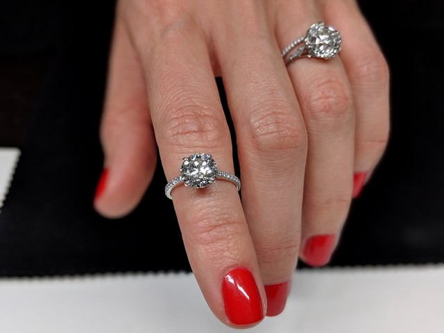 Tham quan tiệm nhẫn kim cương nổi tiếng New York - Ảnh 14.