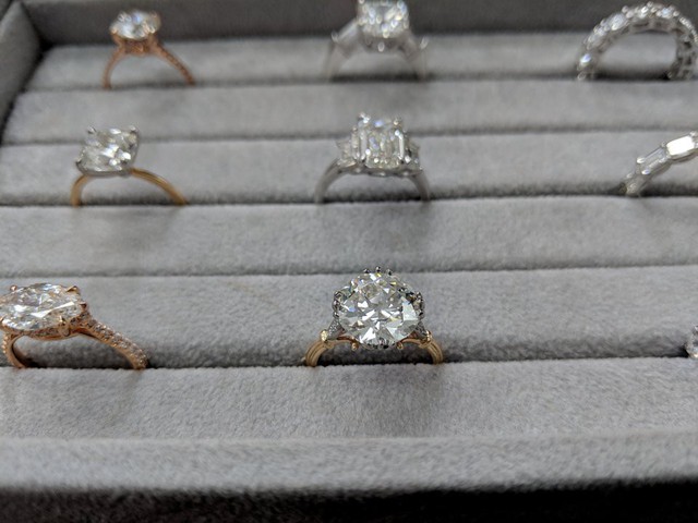 Tham quan tiệm nhẫn kim cương nổi tiếng New York - Ảnh 6.