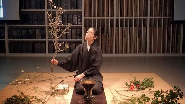 Sau 10 năm ẩn dật, người phụ nữ Nhật Bản trở thành kho báu quốc gia khi được mọi người mệnh danh là bậc thầy cắm hoa - Ảnh 1.