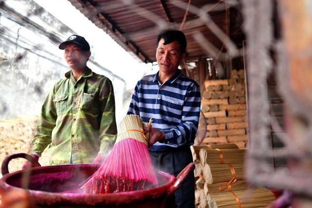 Làng nghề tăm hương Việt Nam “đẹp nao lòng” dưới ống kính nhiếp ảnh nước ngoài - Ảnh 3.