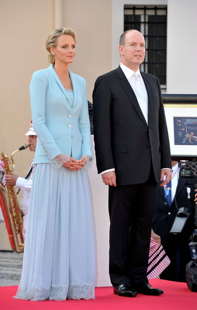 Ít ai biết Karl Lagerfeld đã làm trang phục cưới cho nàng dâu Hoàng gia, và đây chính là bộ đồ cưới đặc biệt nhất lịch sử xứ Monaco - Ảnh 1.