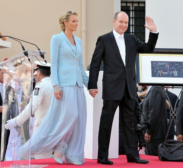 Ít ai biết Karl Lagerfeld đã làm trang phục cưới cho nàng dâu Hoàng gia, và đây chính là bộ đồ cưới đặc biệt nhất lịch sử xứ Monaco - Ảnh 2.