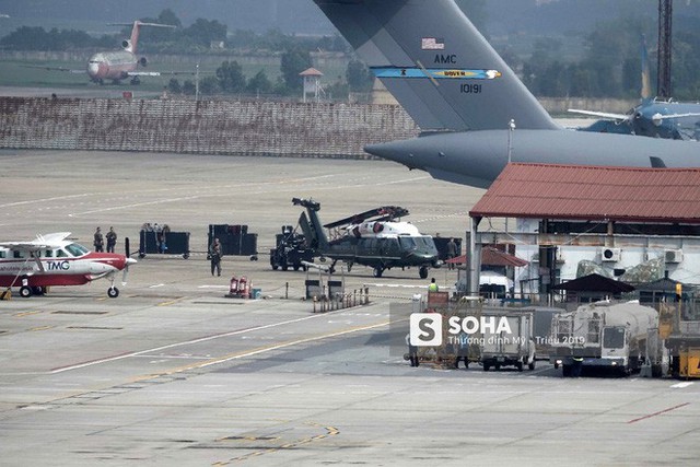 Cận cảnh vận tải cơ Ngựa thồ C-17 vừa chở siêu trực thăng của Tổng thống Trump đáp xuống Hà Nội - Ảnh 2.