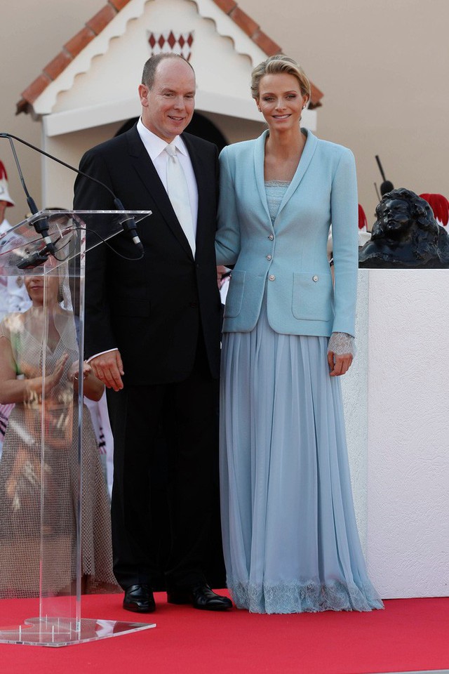 Ít ai biết Karl Lagerfeld đã làm trang phục cưới cho nàng dâu Hoàng gia, và đây chính là bộ đồ cưới đặc biệt nhất lịch sử xứ Monaco - Ảnh 3.