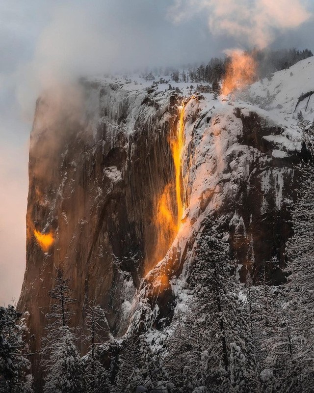 Mỹ: Hiện tượng thác lửa-băng kỳ lạ khiến người dân kéo tới chụp ảnh bất chấp nguy hiểm - Ảnh 3.