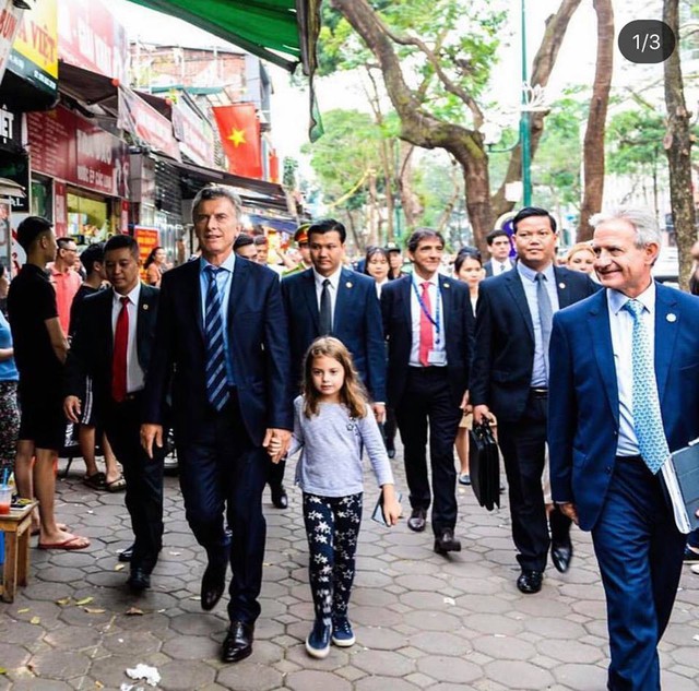 Tổng thống Arghentina ngồi quán cà phê vỉa hè và đi dạo phố Hà Nội - Ảnh 3.