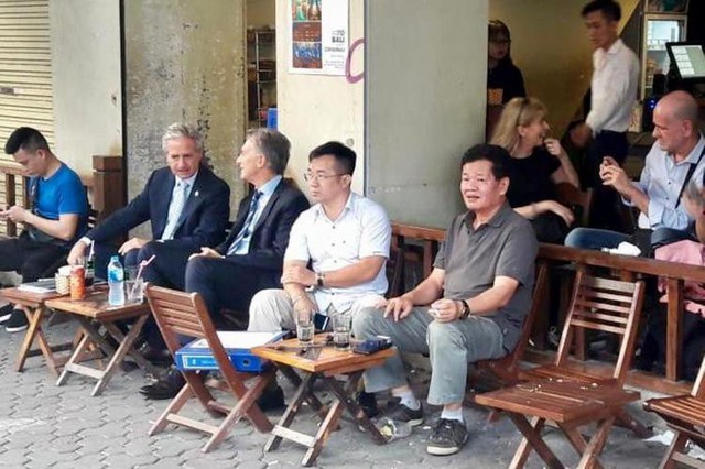 Tổng thống Arghentina ngồi quán cà phê vỉa hè và đi dạo phố Hà Nội - Ảnh 2.